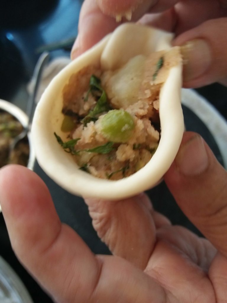 filling of stuffing in samosa