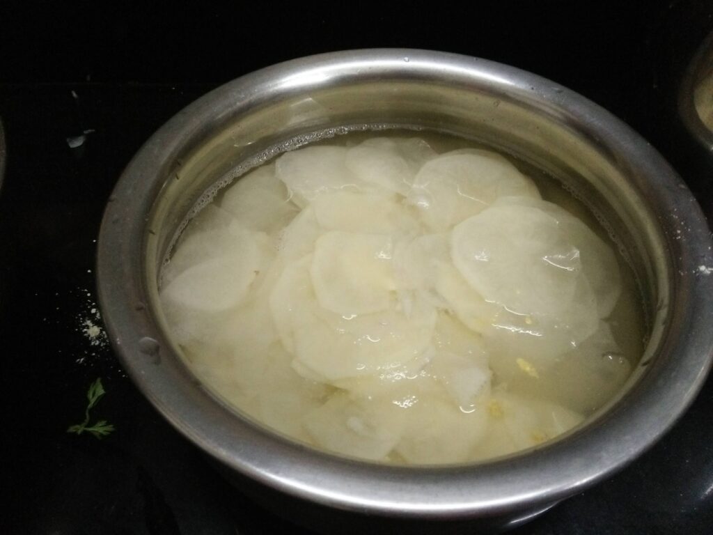 Potato slices for making potato pakoras