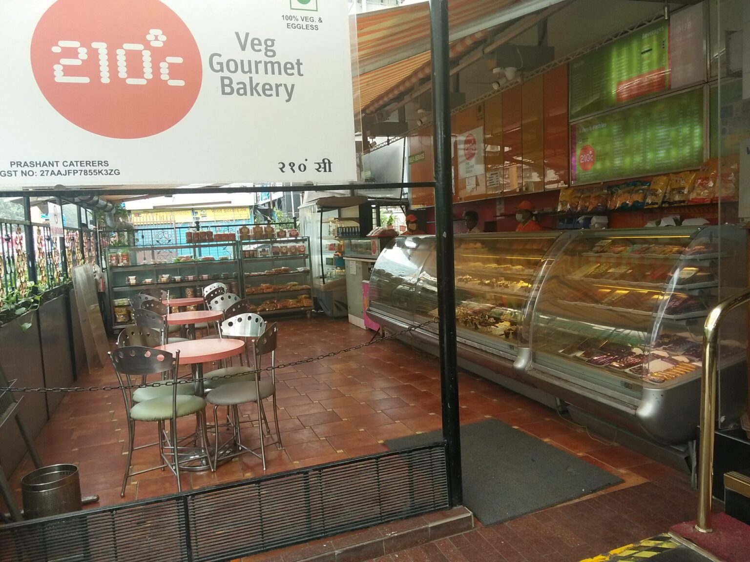 210 DEGREES CHURCHGATE VEG GOURMET BAKERY IN MUMBAI Travel And Food